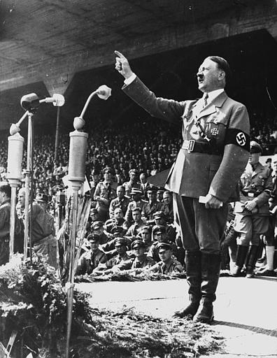 Image d'Hitler donnant un discours