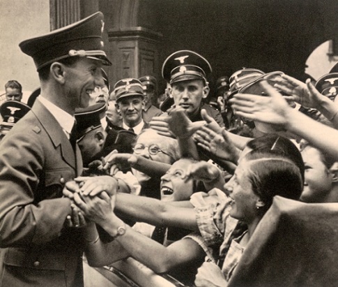 Joseph_Goebbels_Fans.jpg